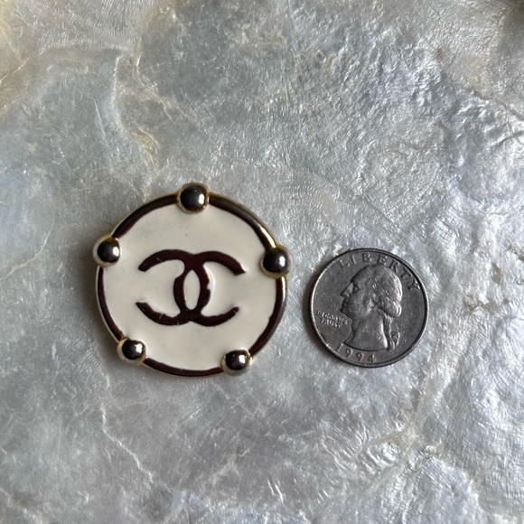 CHANEL vintage CC Logo earrings - Picture 7 of 9